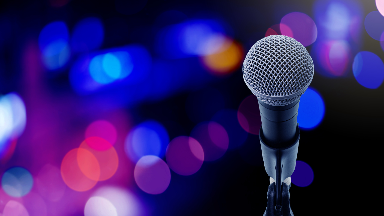 Microphone in front of a dark background